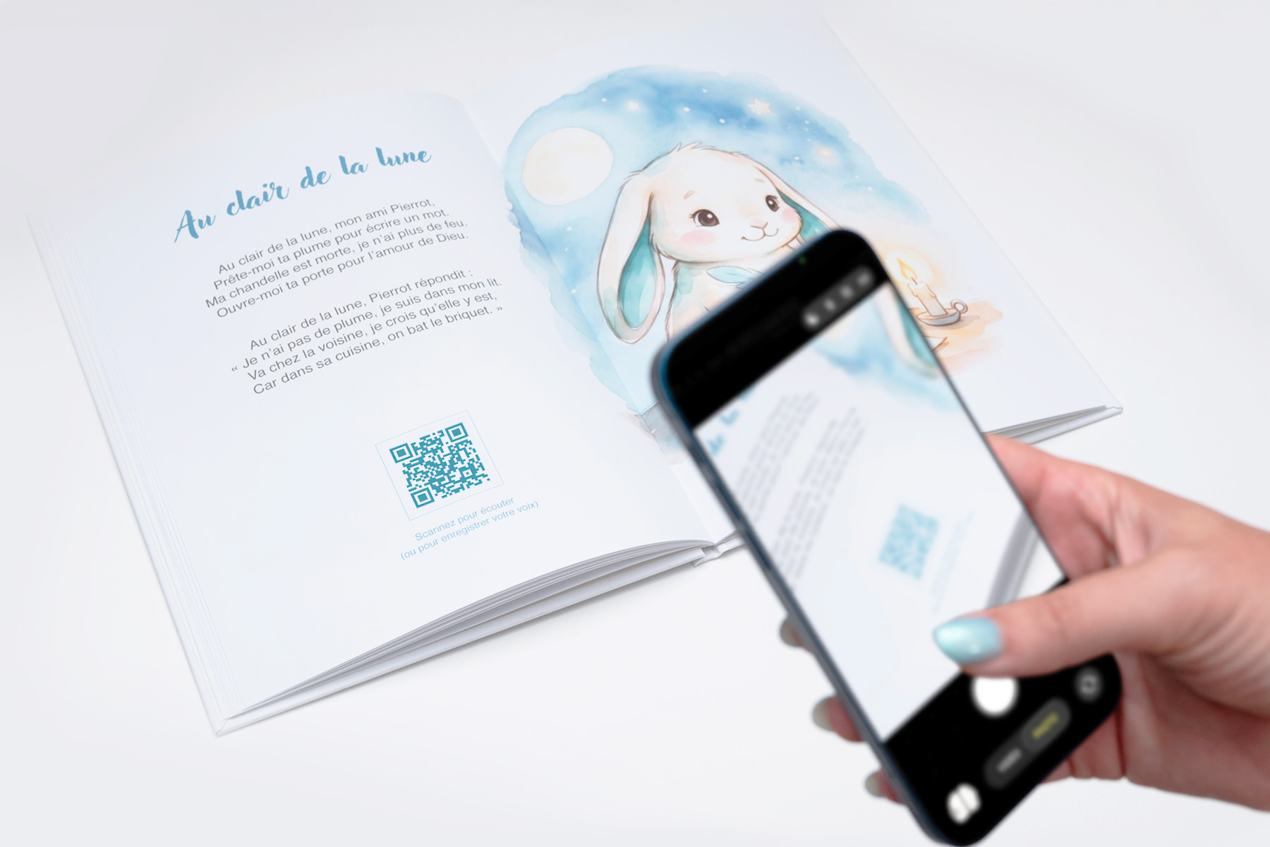 Un smartphone scanne le QR code d'une page pour jouer la voix d'un proche