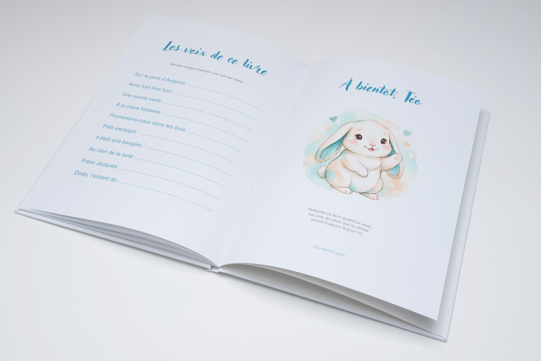 Un enfant écoute la voix enregistrée en feuilletant le livre