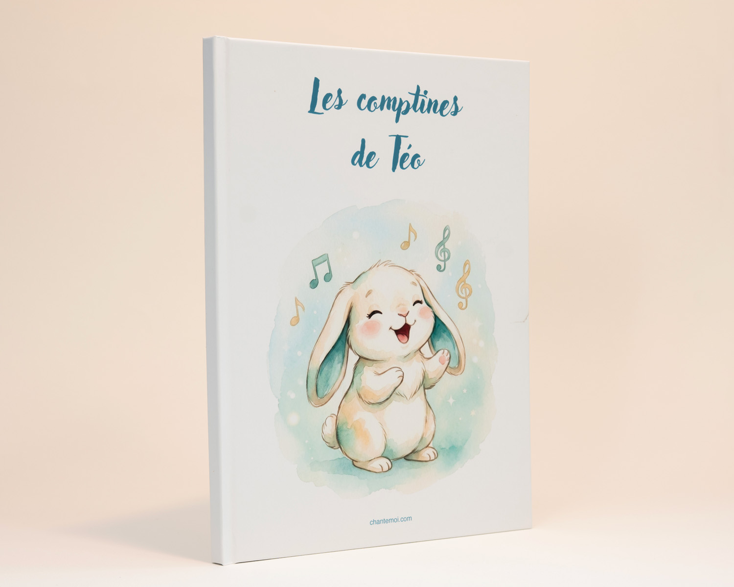 Livre Chante-moi ouvert sur la comptine « Au clair de la lune », un smartphone scanne le QR code pour jouer la voix d'un proche